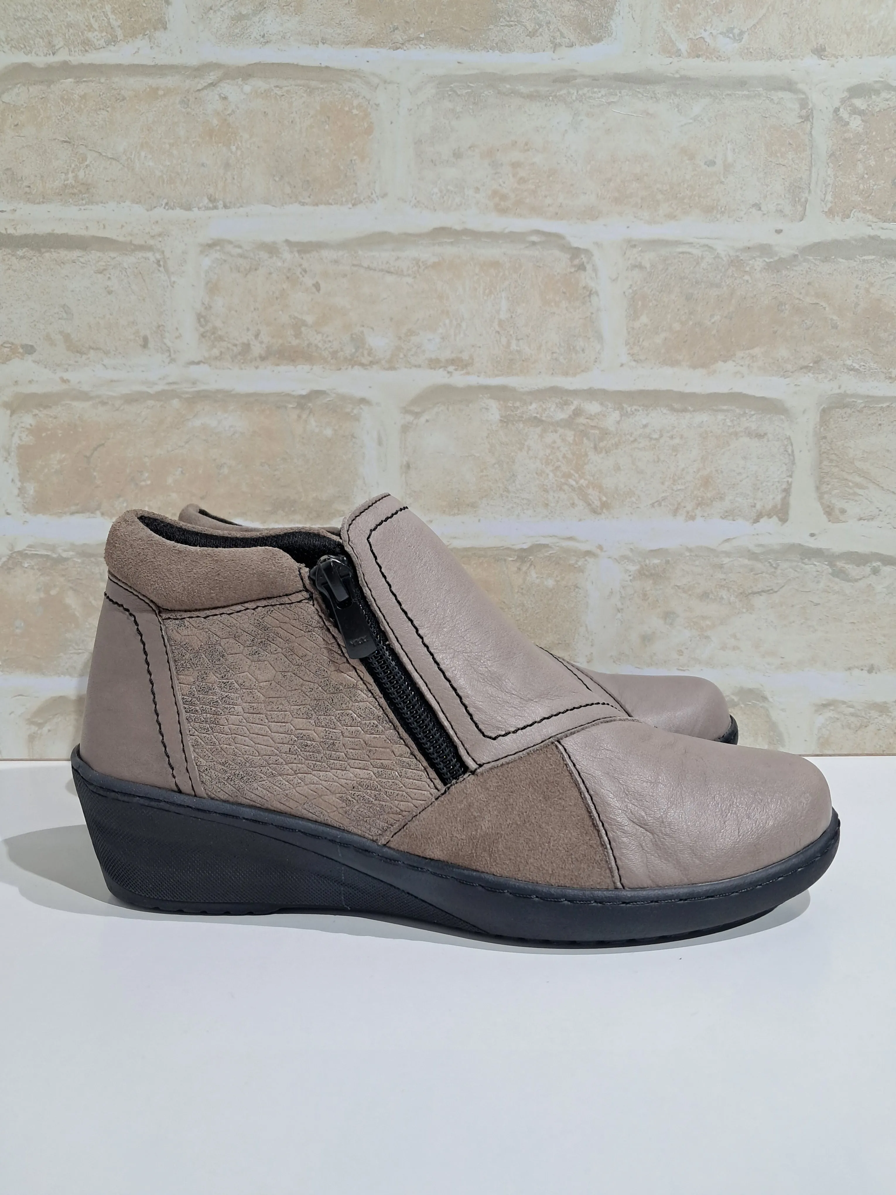 CP462-18 Taupe Combo by Cabello