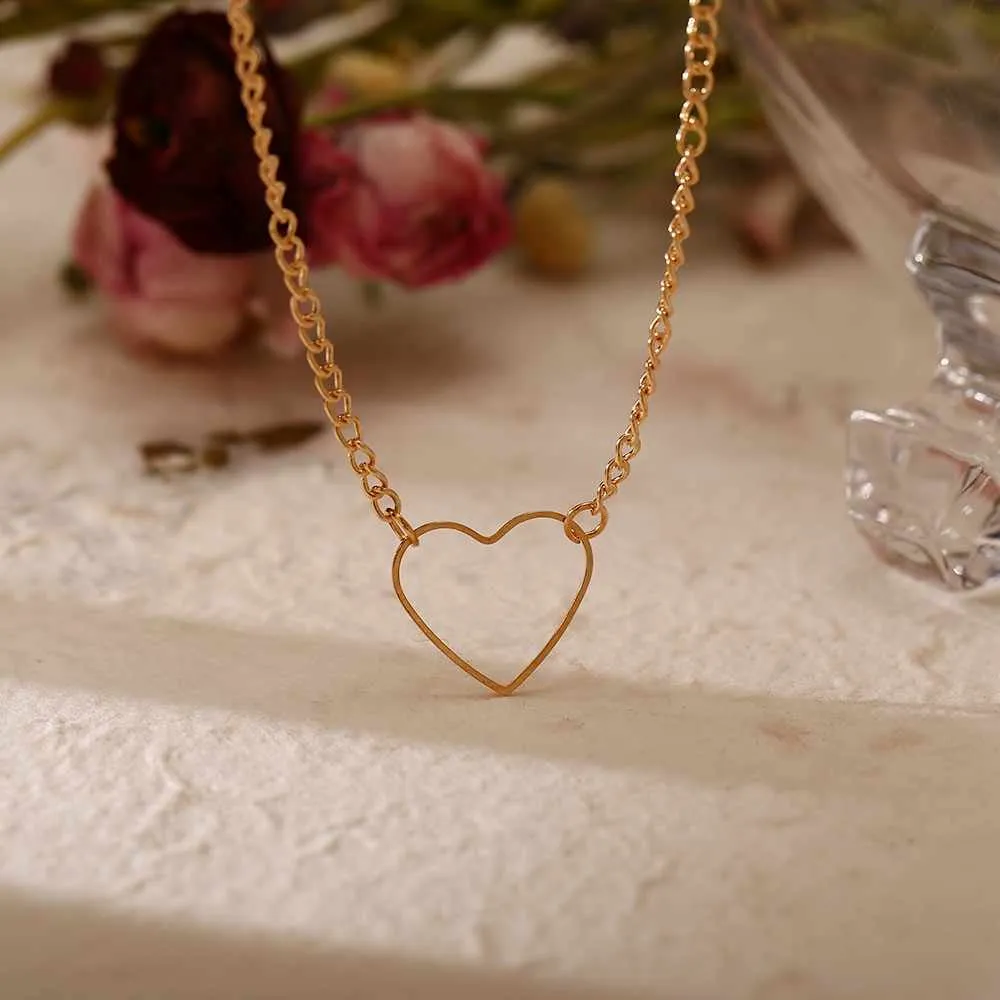 Minimal Heart Choker Necklace